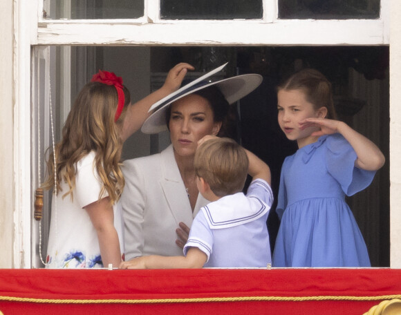 Mia Grace Tindall, Catherine Kate Middleton, duchesse de Cambridge, le prince Louis et la princesse Charlotte - Les membres de la famille royale regardent le défilé Trooping the Colour depuis un balcon du palais de Buckingham à Londres lors des célébrations du jubilé de platine de la reine le 2 juin 2022