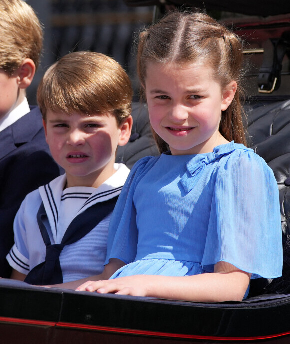 Le prince Louis de Cambridge et la princesse Charlotte - Les membres de la famille royale regardent le défilé Trooping the Colour depuis un balcon du palais de Buckingham à Londres lors des célébrations du jubilé de platine de la reine le 2 juin 2022.