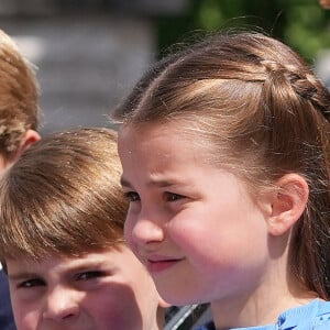 Le prince George de Cambridge, le prince Louis et la princesse Charlotte - Les membres de la famille royale regardent le défilé Trooping the Colour depuis un balcon du palais de Buckingham à Londres lors des célébrations du jubilé de platine de la reine le 2 juin 2022.