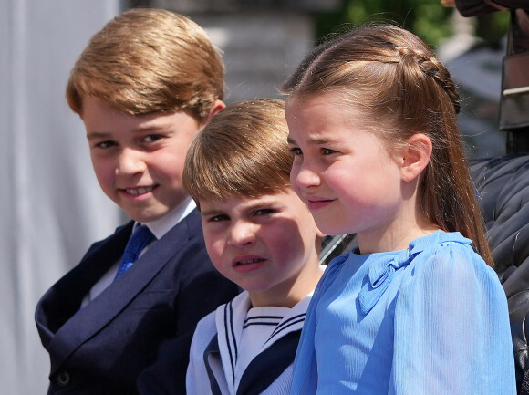Le prince George de Cambridge, le prince Louis et la princesse Charlotte - Les membres de la famille royale regardent le défilé Trooping the Colour depuis un balcon du palais de Buckingham à Londres lors des célébrations du jubilé de platine de la reine le 2 juin 2022.