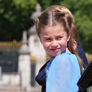 La princesse Charlotte de Cambridge - Les membres de la famille royale regardent le défilé Trooping the Colour depuis un balcon du palais de Buckingham à Londres lors des célébrations du jubilé de platine de la reine le 2 juin 2022.