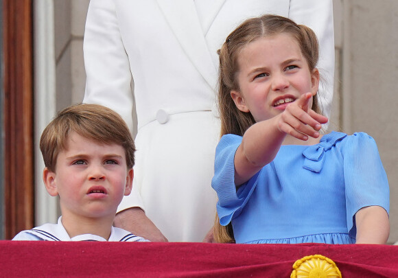 Le prince Louis de Cambridge et sa soeur la princesse Charlotte - Les membres de la famille royale regardent le défilé Trooping the Colour depuis un balcon du palais de Buckingham à Londres lors des célébrations du jubilé de platine de la reine le 2 juin 2022.