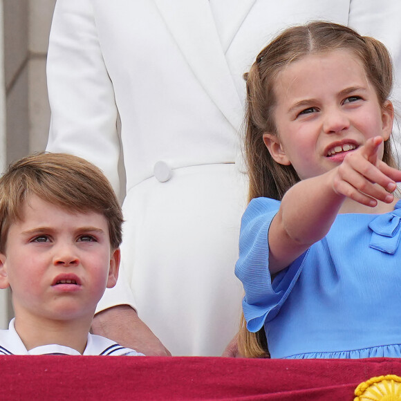 Le prince Louis de Cambridge et sa soeur la princesse Charlotte - Les membres de la famille royale regardent le défilé Trooping the Colour depuis un balcon du palais de Buckingham à Londres lors des célébrations du jubilé de platine de la reine le 2 juin 2022.