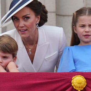 Catherine Kate Middleton, duchesse de Cambridge, le prince Louis et la princesse Charlotte - Les membres de la famille royale regardent le défilé Trooping the Colour depuis un balcon du palais de Buckingham à Londres lors des célébrations du jubilé de platine de la reine le 2 juin 2022.