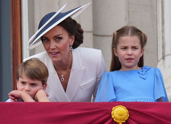 Catherine Kate Middleton, duchesse de Cambridge, le prince Louis et la princesse Charlotte - Les membres de la famille royale regardent le défilé Trooping the Colour depuis un balcon du palais de Buckingham à Londres lors des célébrations du jubilé de platine de la reine le 2 juin 2022.