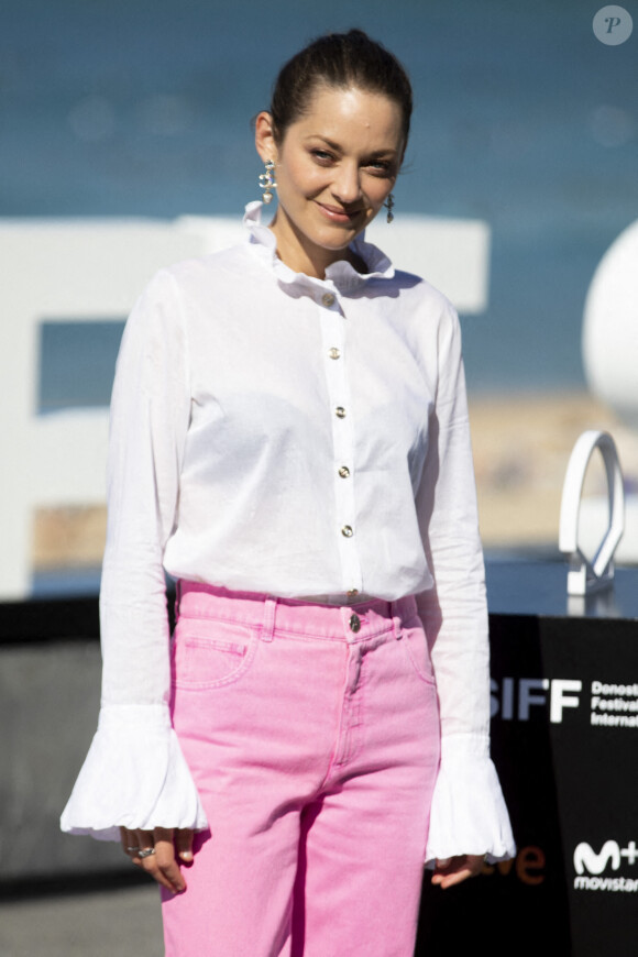 Marion Cotillard pose lors du photocall "Donostia Award" lors du 69ème festival international du film de San Sebastian (Saint Sebastien) le 17 septembre 2021. 