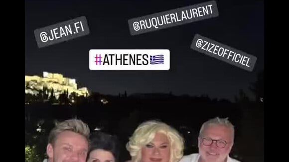 Zize, Jeanfi Janssens, Laurent Ruquier et Liane Foly - La bande des Grosses Têtes en voyage à Athènes à l'invitation de Laurent Ruquier. Juin 2022.