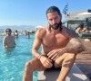 Hugo Manos pose sur Instagram (avec Max Boublil en fond) - La bande des Grosses Têtes en voyage à Athènes à l'invitation de Laurent Ruquier. Juin 2022.