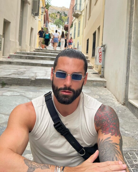 Hugo Manos pose sur Instagram - La bande des Grosses Têtes en voyage à Athènes à l'invitation de Laurent Ruquier. Juin 2022.