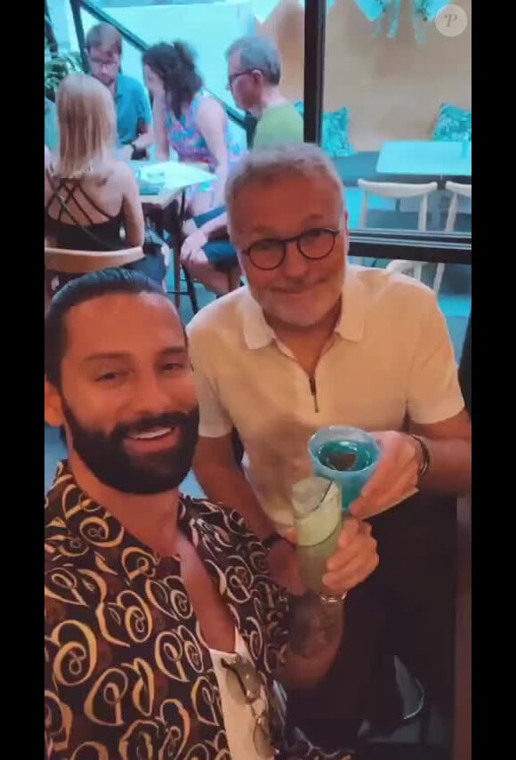 Vidéo Laurent Ruquier et son compagnon Hugo Manos en amoureux en Grèce Purepeople Vidéo Laurent Ruquier et son compagnon Hugo Manos en amoureux en Grèce Purepeople