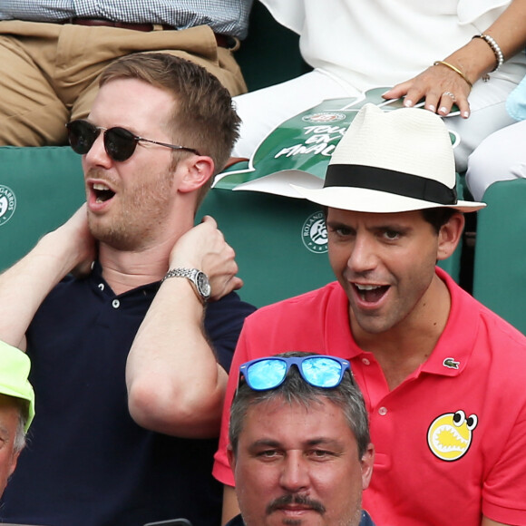 Le chanteur Mika et son compagnon Andy Dermanis dans les tribunes lors de la finale homme des Internationaux de Tennis de Roland-Garros à Paris. © Dominique Jacovides-Cyril Moreau / Bestimage