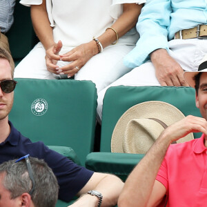 Le chanteur Mika et son compagnon Andy Dermanis dans les tribunes lors de la finale homme des Internationaux de Tennis de Roland-Garros à Paris, le 11 juin 2017. © Dominique Jacovides-Cyril Moreau / Bestimage