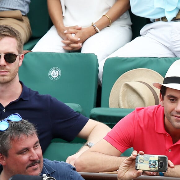 Le chanteur Mika et son compagnon Andy Dermanis dans les tribunes lors de la finale homme des Internationaux de Tennis de Roland-Garros à Paris, le 11 juin 2017. © Dominique Jacovides-Cyril Moreau / Bestimage