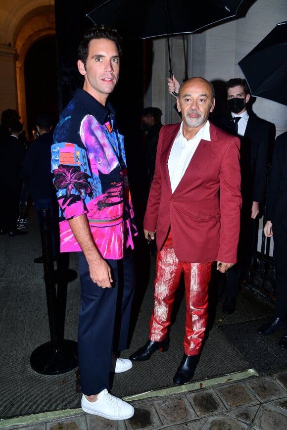 Christian Louboutin et le chanteur Mika arrivent à la soirée "Vogue Paris fête ses 100 ans" au Palais Galliera de Paris, le 1er octobre 2021. © Tiziano Da Silva-Pierre Perusseau/Bestimage