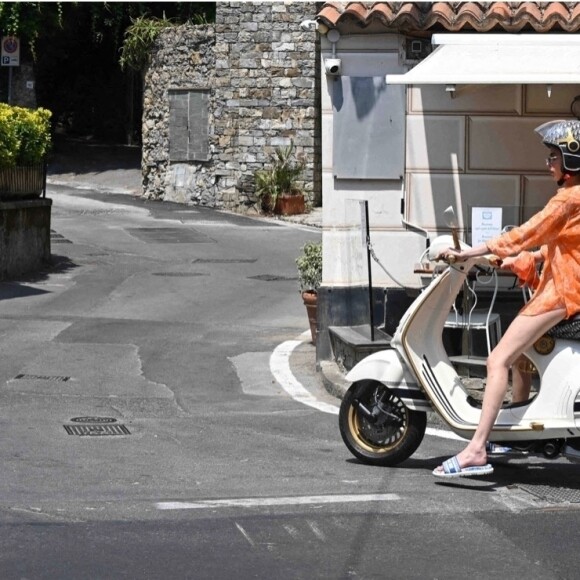 Cara Delevingne en séance photo pour " Dior" à Portofino, le 7 juin 2022. 