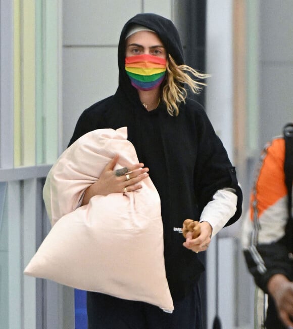 Exclusif - Cara Delevingne arrive à l'aéroport de New York avec son oreiller. Le 2 juin 2022. 
