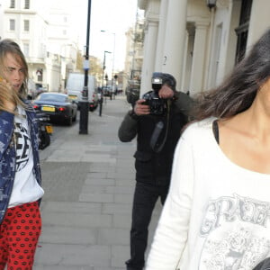 Cara Delevingne et sa compagne Michelle Rodriguez rentrent à la maison à Londres, le 6 mars 2014.