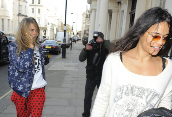 Cara Delevingne et sa compagne Michelle Rodriguez rentrent à la maison à Londres, le 6 mars 2014.