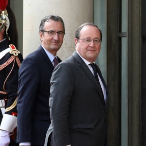 L'ancien président français, François Hollande arrive au palais présidentiel de l'Élysée, à Paris, le 7 mai 2022, pour assister à la cérémonie d'investiture d'Emmanuel Macron comme président français, suite à sa réélection le 24 avril dernier © Stéphane Lemouton/Bestimage 