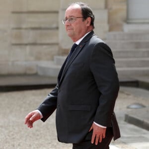 L'ancien président français, François Hollande arrive au palais présidentiel de l'Élysée, à Paris, le 7 mai 2022, pour assister à la cérémonie d'investiture d'Emmanuel Macron comme président français, suite à sa réélection le 24 avril dernier © Stéphane Lemouton/Bestimage 