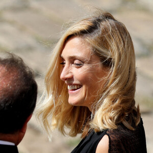 François Hollande et sa compagne Julie Gayet lors de la cérémonie d'hommage national à Jean-Paul Belmondo à l'Hôtel des Invalides à Paris, France, le 9 septembre 2021. © Dominique Jacovides/Bestimage 