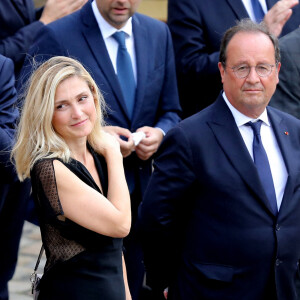 François Hollande et sa compagne Julie Gayet lors de la cérémonie d'hommage national à Jean-Paul Belmondo à l'Hôtel des Invalides à Paris, France, le 9 septembre 2021. © Dominique Jacovides/Bestimage 