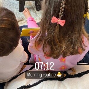 Les deux petits-enfants de François Hollande en train de lire, publication Instagram de leur maman Emilie Broussouloux, jeudi 9 juin 2022.