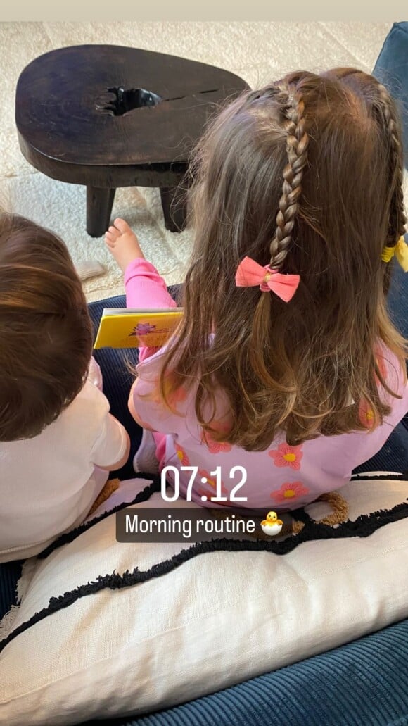 Les deux petits-enfants de François Hollande en train de lire, publication Instagram de leur maman Emilie Broussouloux, jeudi 9 juin 2022.