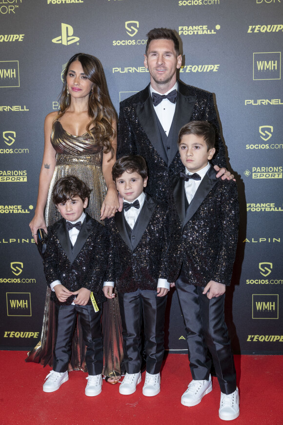 Lionel Leo Messi (Ballon d'Or pour la 7ème fois) avec sa femme Antonella Roccuzzo et ses enfants Thiago, Mateo et Ciro - Photocall de la cérémonie du Ballon d'Or 2021 au Théâtre du Châtelet le 29 novembre 2021. © Cyril Moreau/Bestimage