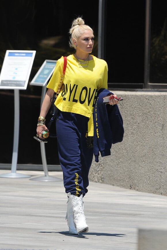 Exclusif - Gwen Stefani porte les vêtements de sa marque lors d'une sortie à Los Angeles le 15 juin 2021.