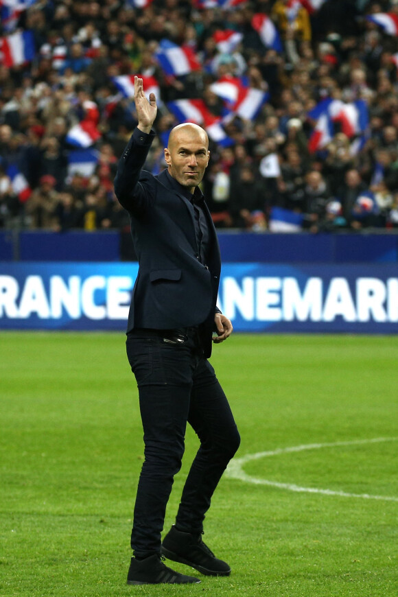 Zinedine Zidane - Hommage des anciens bleus vainqueurs de la coupe du monde 1998 au match amical France - Brésil au Stade de France à Saint-Denis le 26 mars 2015. Le Brésil à remporté le match sur le score de 3 buts à 1.