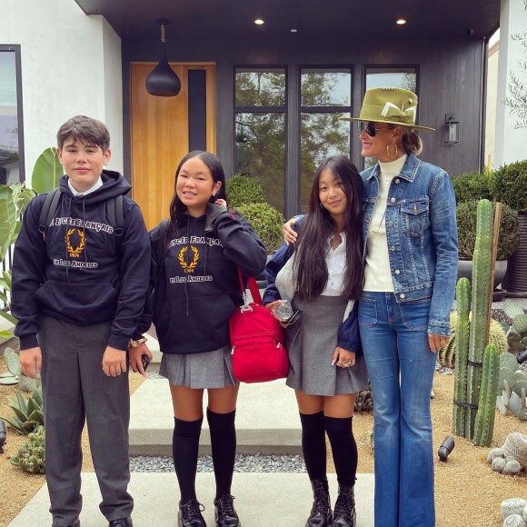 Laeticia Hallyday, Jalil Lespert et leurs enfants commencent leurs vacances en France. @ Instagram / Laeticia Hallyday