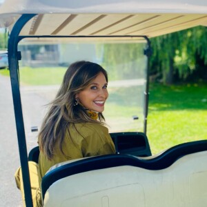 Ophélie Meunier radieuse lors d'un tournage de "Zone interdite"