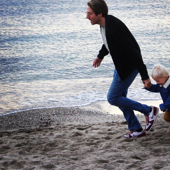 Mathieu Vergne et son fils Joseph à la plage