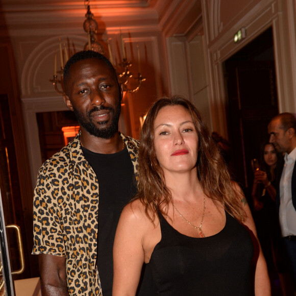 Exclusif - Thomas Ngijol et sa compagne Karole Rocher Soirée Lancôme pour célébrer la nouvelle communication du parfum Iconique "La Vie est Belle" à l'hôtel Mona Bismarck à Paris le 12 septembre 2018. Le bonheur est encore plus vrai lorsqu'il est partagé makesomeonehappy. Les invités ont vécu une soirée faite d'expériences - machine à bulles parfumées La Vie est Belle ; balançoire cascade ; Happiness Store pour partager du bonheur et transformer les petites attentions ordinaires en moments extraordinaires ; personnalisation de son parfum... - et où après un Showcase de l'auteure – compositrice – interprète Angèle, le DJ Jean Tonique a enflammé le dancefloor. © Rachid Bellak / Bestimage 