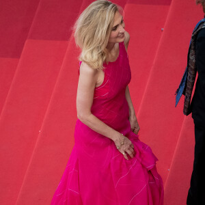 Julie Gayet - Montée des marches du film " L'Innocent " lors du 75ème Festival International du Film de Cannes. Le 24 mai 2022