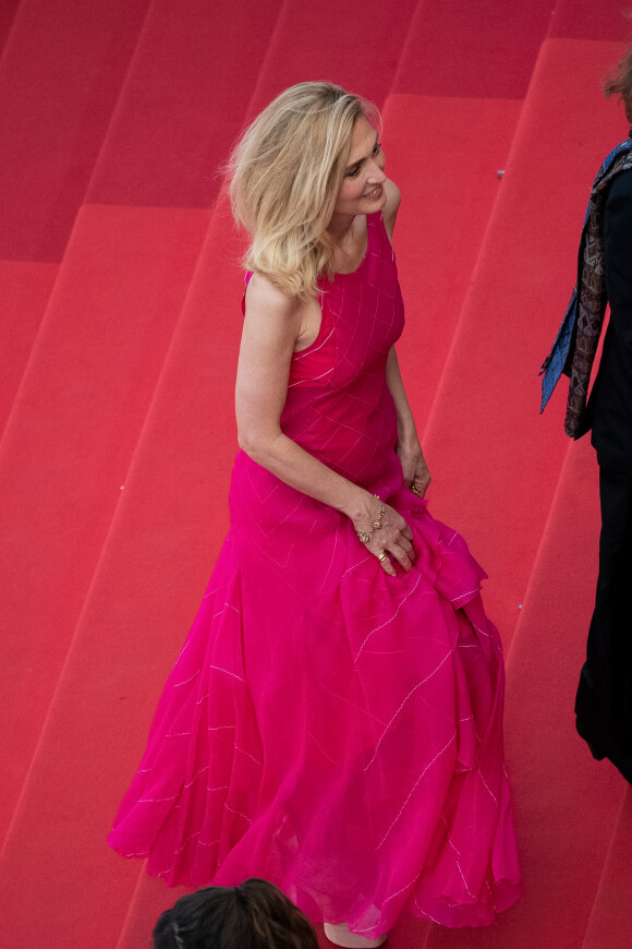 Julie Gayet - Montée des marches du film " L'Innocent " lors du 75ème Festival International du Film de Cannes. Le 24 mai 2022