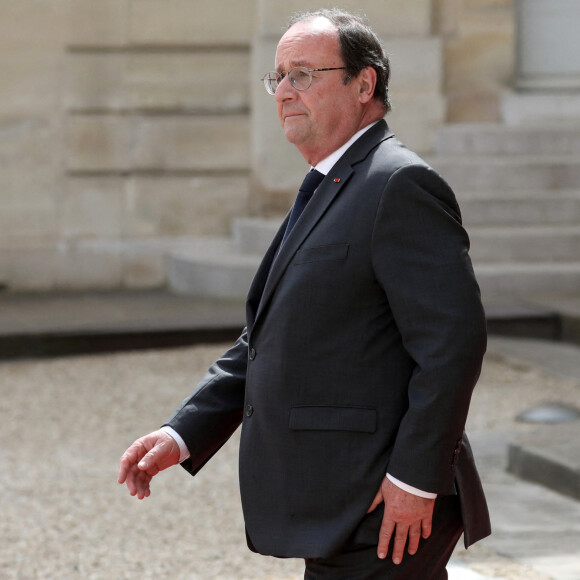 L'ancien président français, François Hollande arrive au palais présidentiel de l'Élysée, à Paris, le 7 mai 2022, pour assister à la cérémonie d'investiture d'Emmanuel Macron comme président français, suite à sa réélection le 24 avril dernier