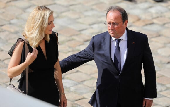 François Hollande et sa compagne Julie Gayet lors de la cérémonie d'hommage national à Jean-Paul Belmondo à l'Hôtel des Invalides à Paris, France, le 9 septembre 2021