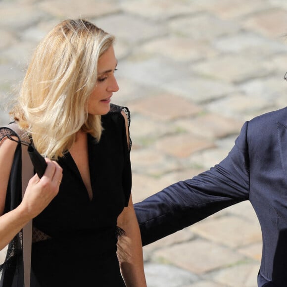 François Hollande et sa compagne Julie Gayet lors de la cérémonie d'hommage national à Jean-Paul Belmondo à l'Hôtel des Invalides à Paris, France, le 9 septembre 2021