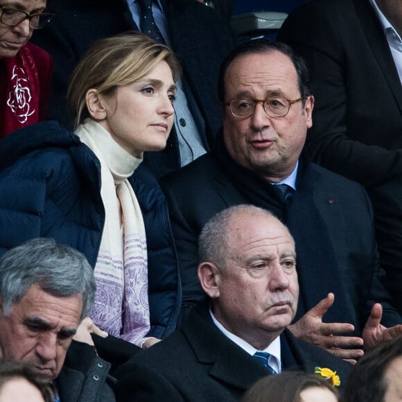 François Hollande et sa compagne Julie Gayet lors du tournoi des six nations de rugby, la France contre l'Angleterre au Stade de France à Saint-Denis, Seine Saint-Denis, France, le 10 mars 2018