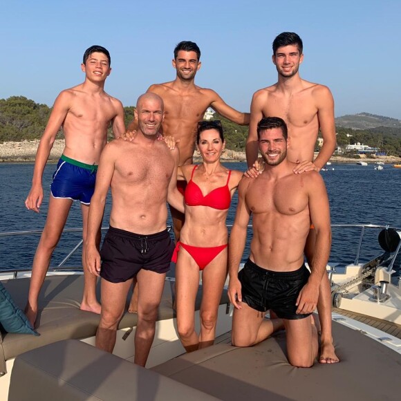 Zinédine Zidane avec sa femme Véronique et leurs quatre garçons lors de vacances à Ibiza.