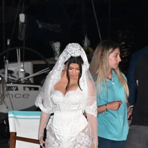 Kourtney Kardashian et Travis Barker se promènent sur le port de Portofino après leur cérémonie de mariage. Après Las Vegas et Los Angeles, Kourtney Kardashian et son mari Travis Barker se remarient à Portofino en Italie. Pour l'occasion, la famille Kardashian au grand complet (Kris Jenner, Kendall Jenner, Kylie Jenner, Khloe Kardashian, Kim Kardashian, avec compagnons et enfants) et leurs amis (Machine Gun Kelly, Megan Fox, Stefano Gabbana, etc...) ont répondu présents. La cérémonie avait lieu dans un endroit paradisiaque à l'abri de tous les regards. Portofino, le 22 mai 2022.