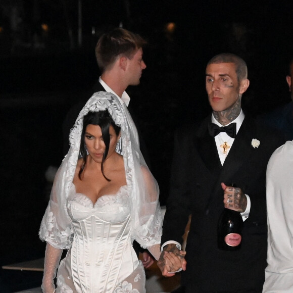 Kourtney Kardashian et Travis Barker se promènent sur le port de Portofino après leur cérémonie de mariage. Après Las Vegas et Los Angeles, Kourtney Kardashian et son mari Travis Barker se remarient à Portofino en Italie. Pour l'occasion, la famille Kardashian au grand complet (Kris Jenner, Kendall Jenner, Kylie Jenner, Khloe Kardashian, Kim Kardashian, avec compagnons et enfants) et leurs amis (Machine Gun Kelly, Megan Fox, Stefano Gabbana, etc...) ont répondu présents. La cérémonie avait lieu dans un endroit paradisiaque à l'abri de tous les regards. Portofino, le 22 mai 2022.