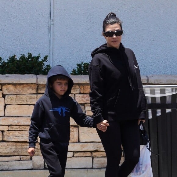 Exclusif - Kourtney Kardashian et son fils Reign Aston Disick vont chercher des plats italien à emporter à Calabasas, Los Angeles, Californie, Etats-Unis