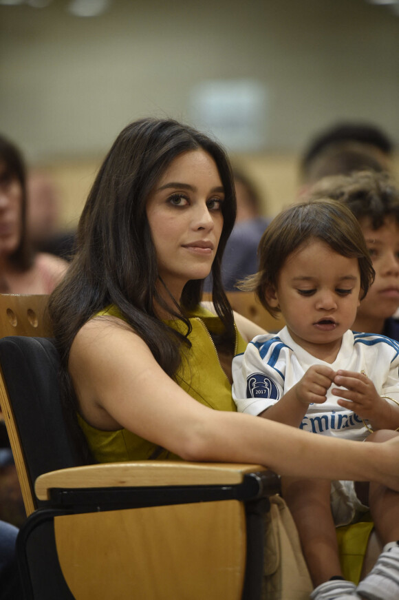 Clarisse Alves, la femme de Marcello et leur fils Liam - Conférence de presse du joueur Marcello (Marcelo Vieira da Silva Júnior) pour le renouvellement de son contrat avec le Real de Madrid à Madrid le 14 septembre 2017 à Madrid.