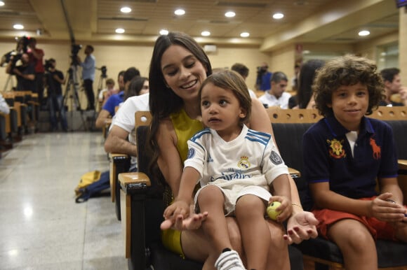 Clarisse Alves, la femme de Marcello et leurs fils Enzo et Liam - Conférence de presse du joueur Marcello (Marcelo Vieira da Silva Júnior) pour le renouvellement de son contrat avec le Real de Madrid à Madrid le 14 septembre 2017 à Madrid.
