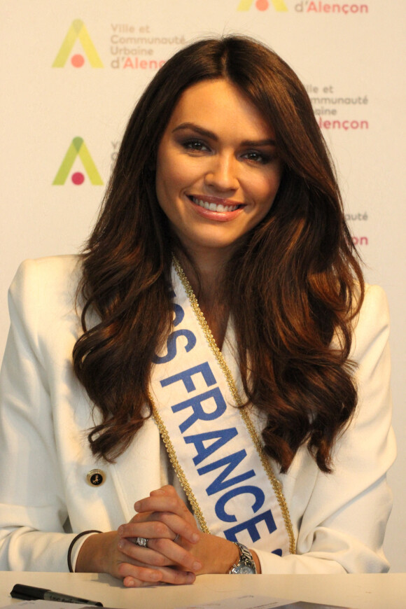 Diane Leyre (Miss France 2022) en séance de dédicaces à la foire Ornexpo d'Alençon, le 6 mars 2022. 