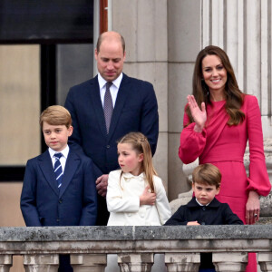 Le prince William, duc de Cambridge, Catherine Kate Middleton, duchesse de Cambridge et leurs enfants le prince George, la princesse Charlotte et le prince Louis - La famille royale regarde la grande parade qui clôture les festivités du jubilé de platine de la reine à Londres