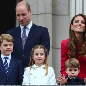 le prince William, duc de Cambridge, Catherine Kate Middleton, duchesse de Cambridge et leurs enfants le prince George, la princesse Charlotte et le prince Louis - La famille royale au balcon du palais de Buckingham lors de la parade de clôture de festivités du jubilé de la reine à Londres le 5 juin 2022. 